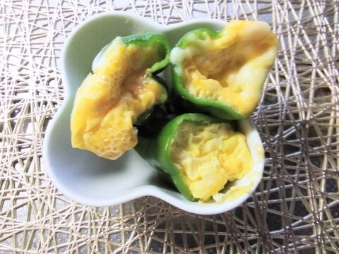 ピーマンカップの卵焼き